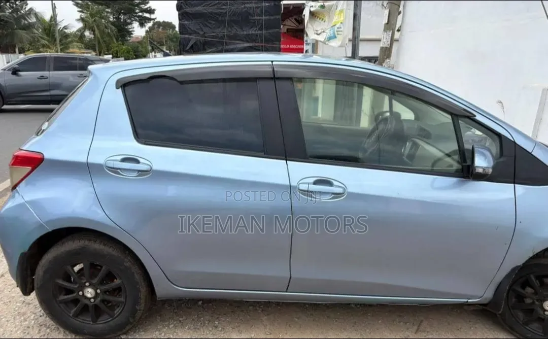 Toyota Vitz 1.3 FWD 5dr 2012 Blue