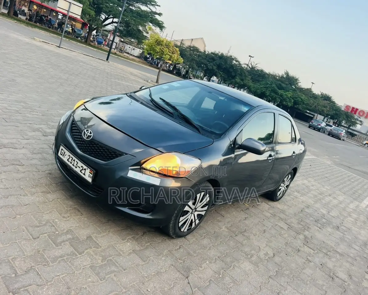 Toyota Yaris Base Sedan 4dr 2010 Gray