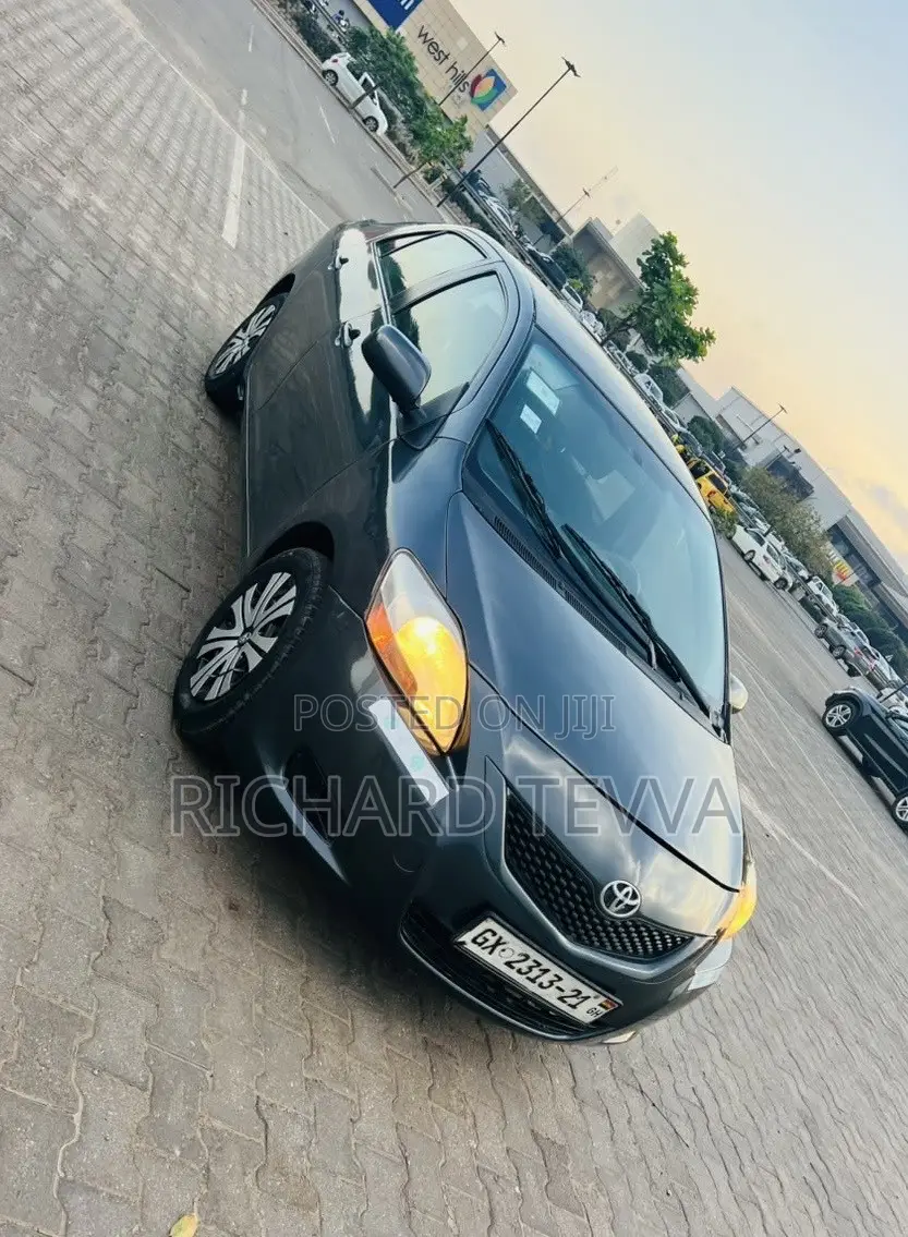 Toyota Yaris Base Sedan 4dr 2010 Gray