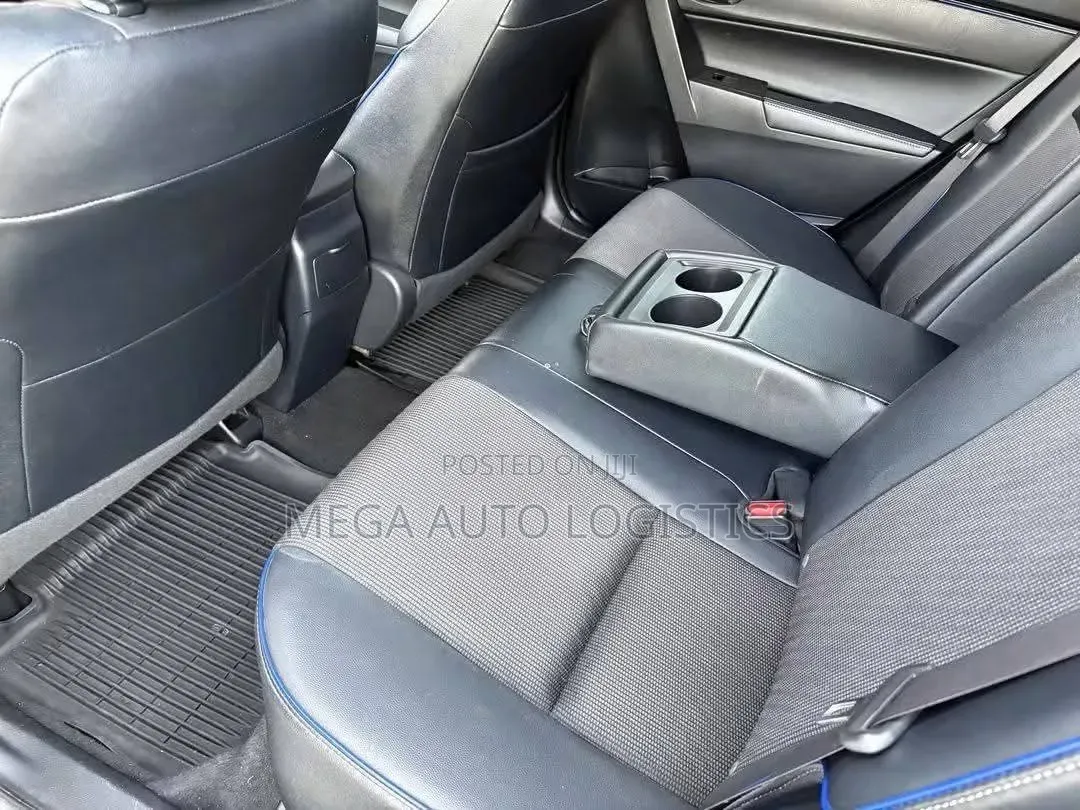 Toyota Corolla LE (1.8L 4cyl 2A) 2018 Gold
