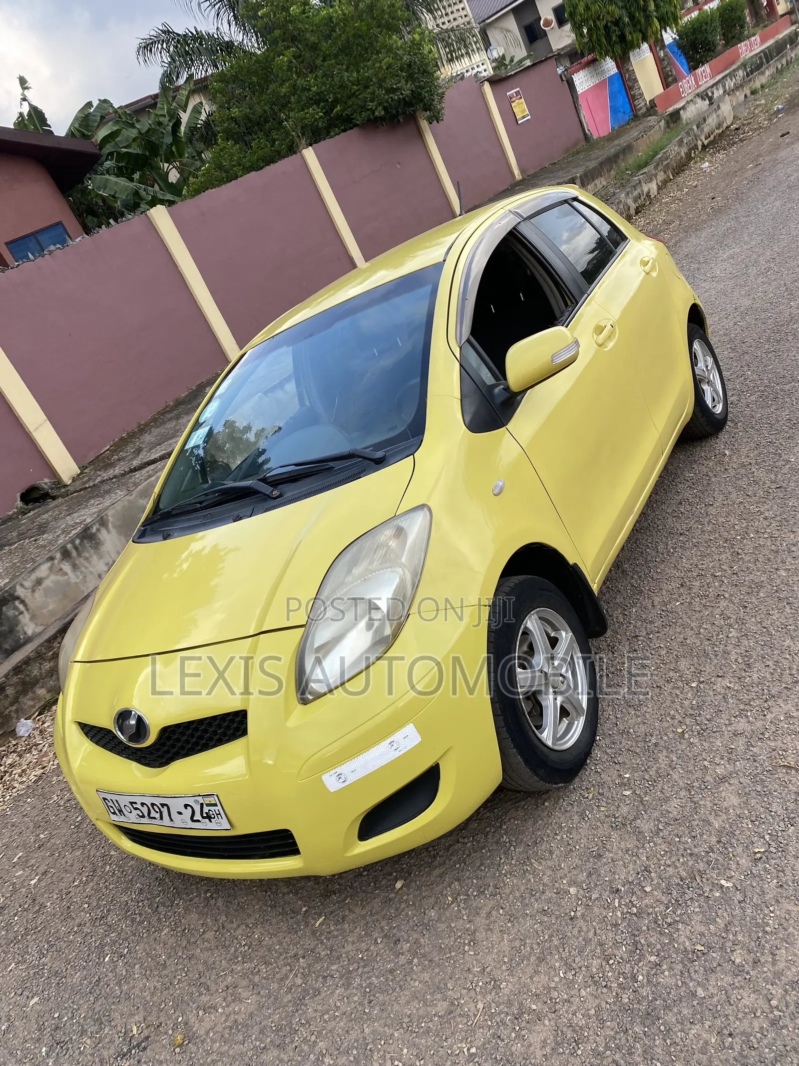 Toyota Vitz 1.3 FWD 5dr 2010 Yellow