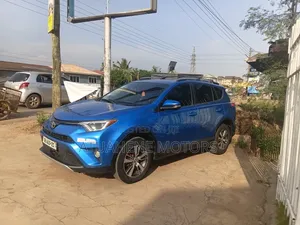 Toyota RAV4 XLE AWD (2.5L 4cyl 6A) 2017 Blue