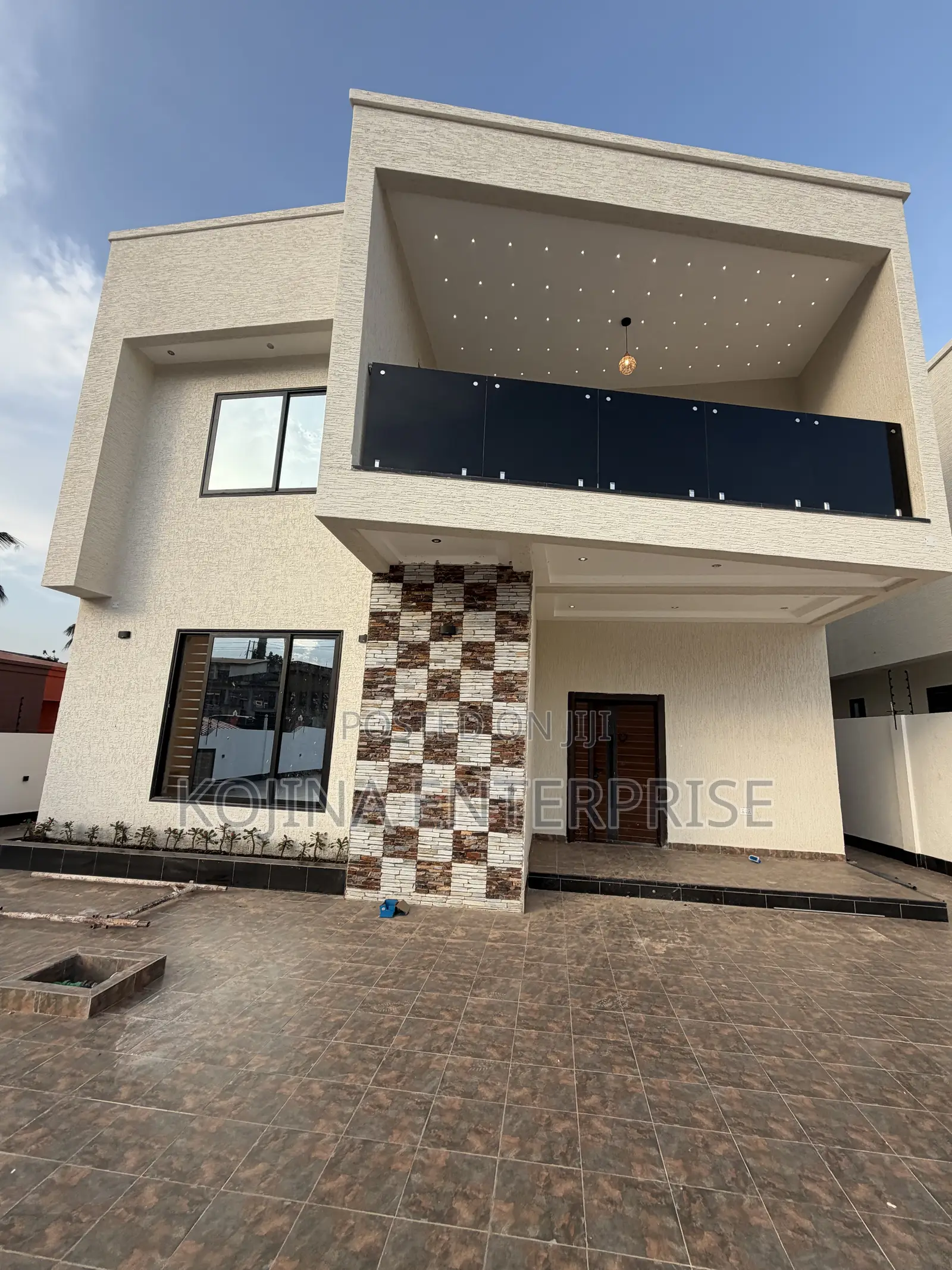 5bdrm Townhouse / Terrace in Santasi, Kumasi Metropolitan for rent