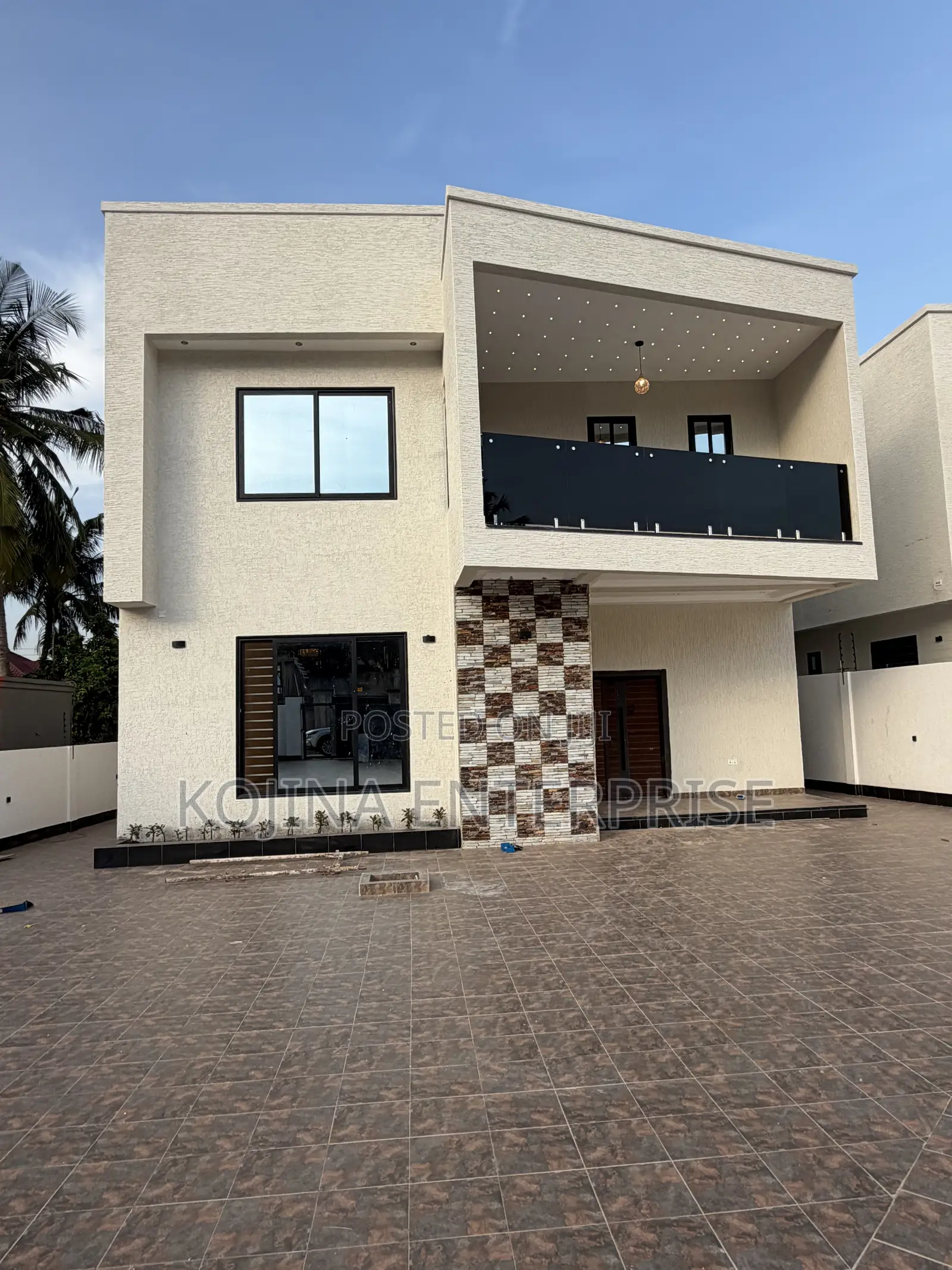 5bdrm Townhouse / Terrace in Santasi, Kumasi Metropolitan for rent