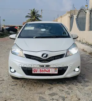 Toyota Vitz 1.3 AWD 5dr 2013 White