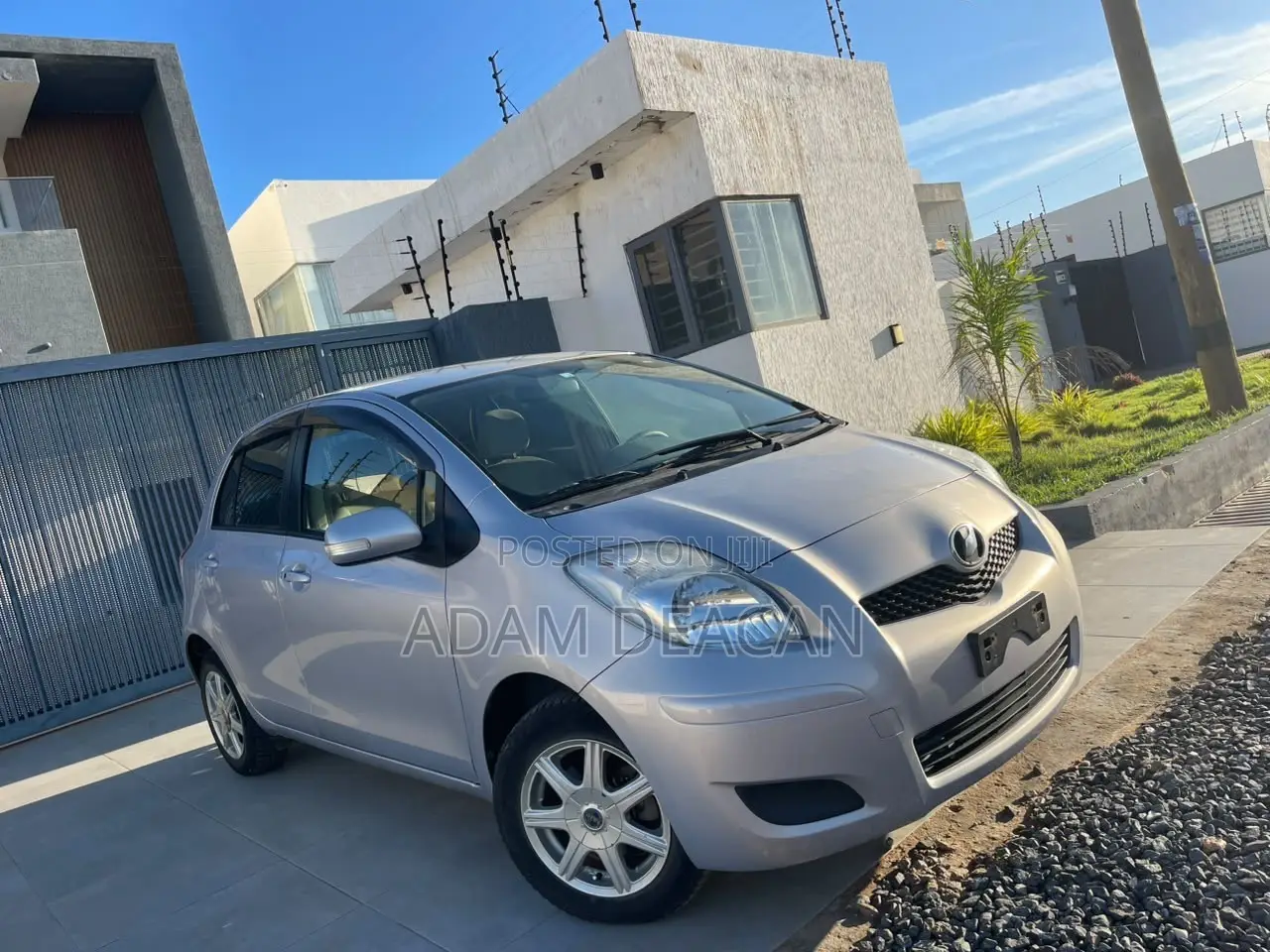 Toyota Vitz 2010 Silver