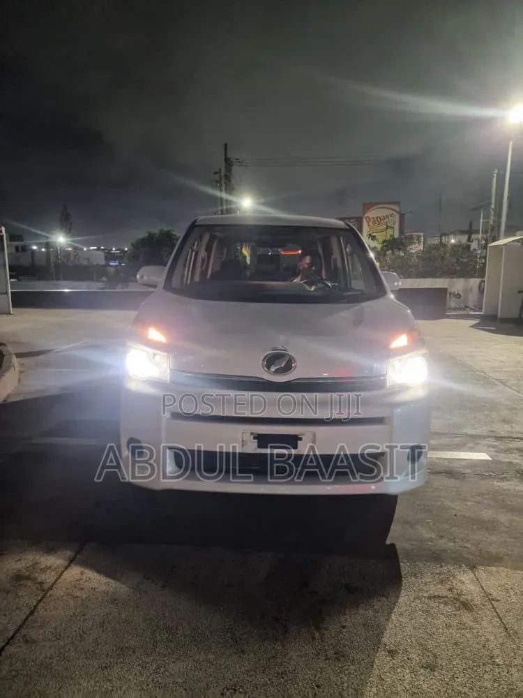 Toyota Voxy V 4WD 7-Seater 2013 White