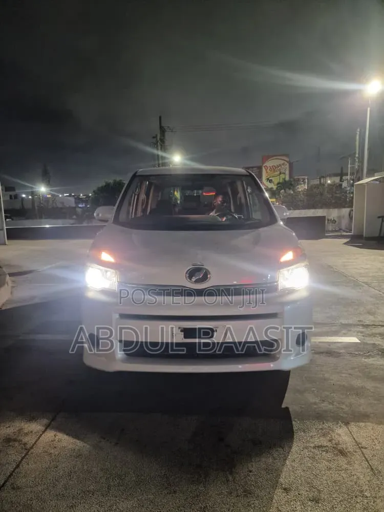 Toyota Voxy V 4WD 7-Seater 2013 White