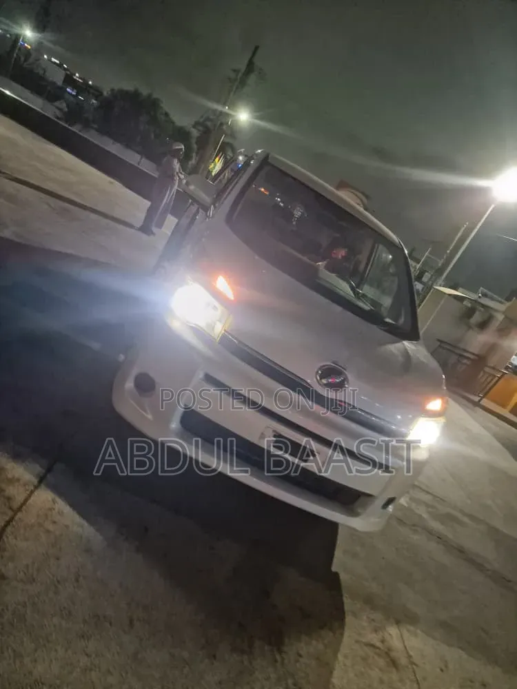 Toyota Voxy V 4WD 7-Seater 2013 White