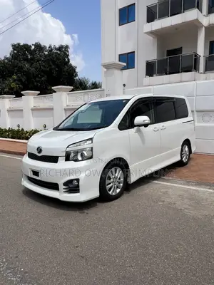 Toyota Voxy X 2WD 8-Seater 2012 White