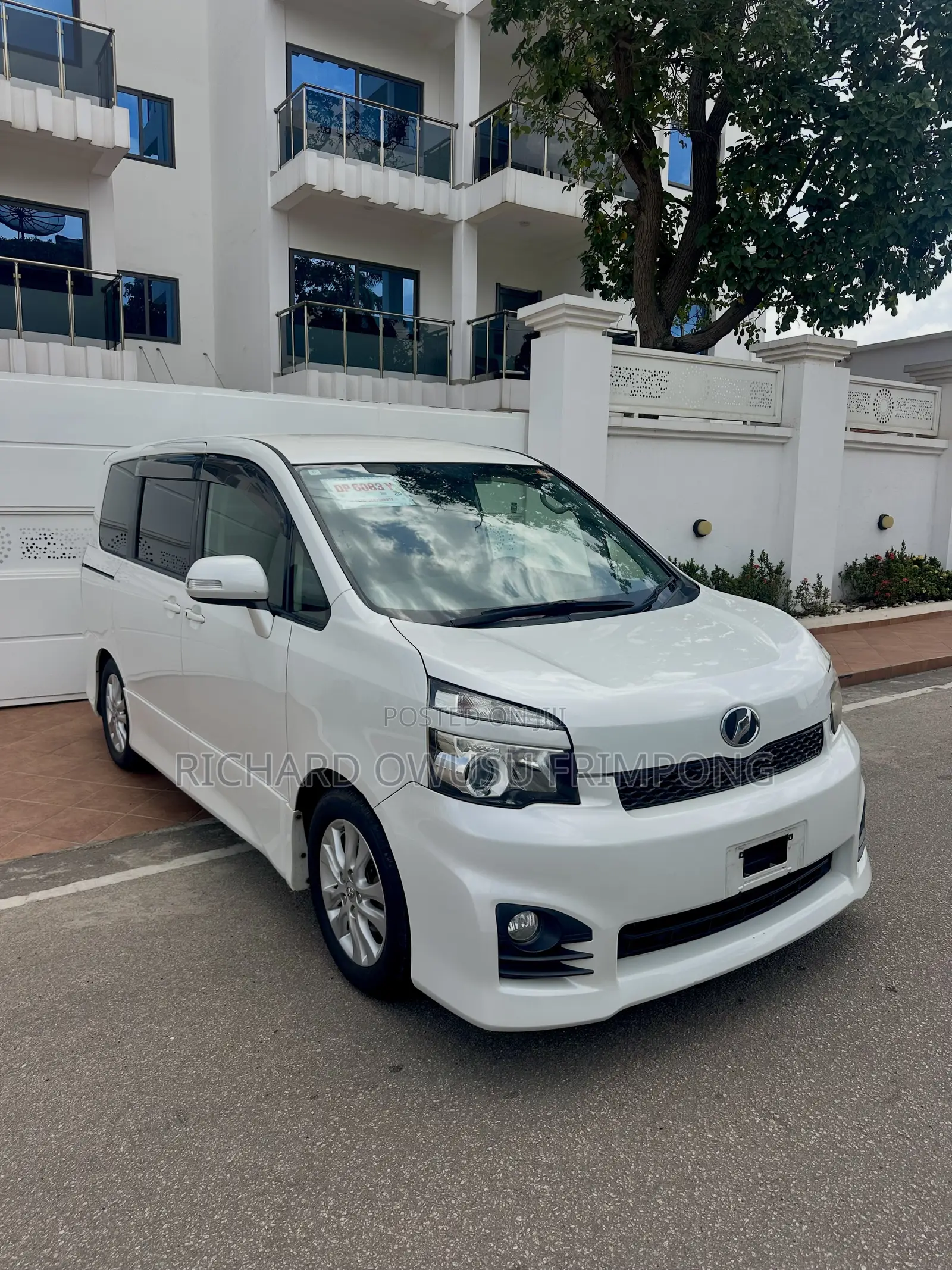 Toyota Voxy X 2WD 8-Seater 2012 White
