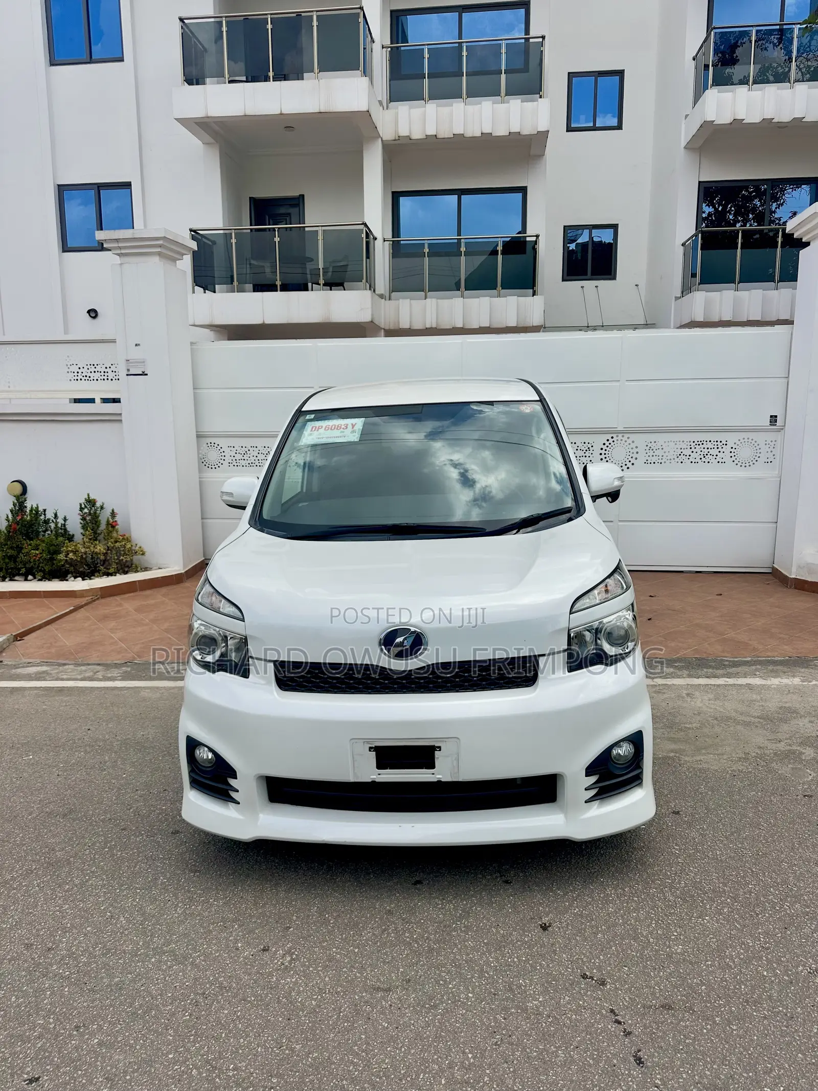 Toyota Voxy X 2WD 8-Seater 2012 White