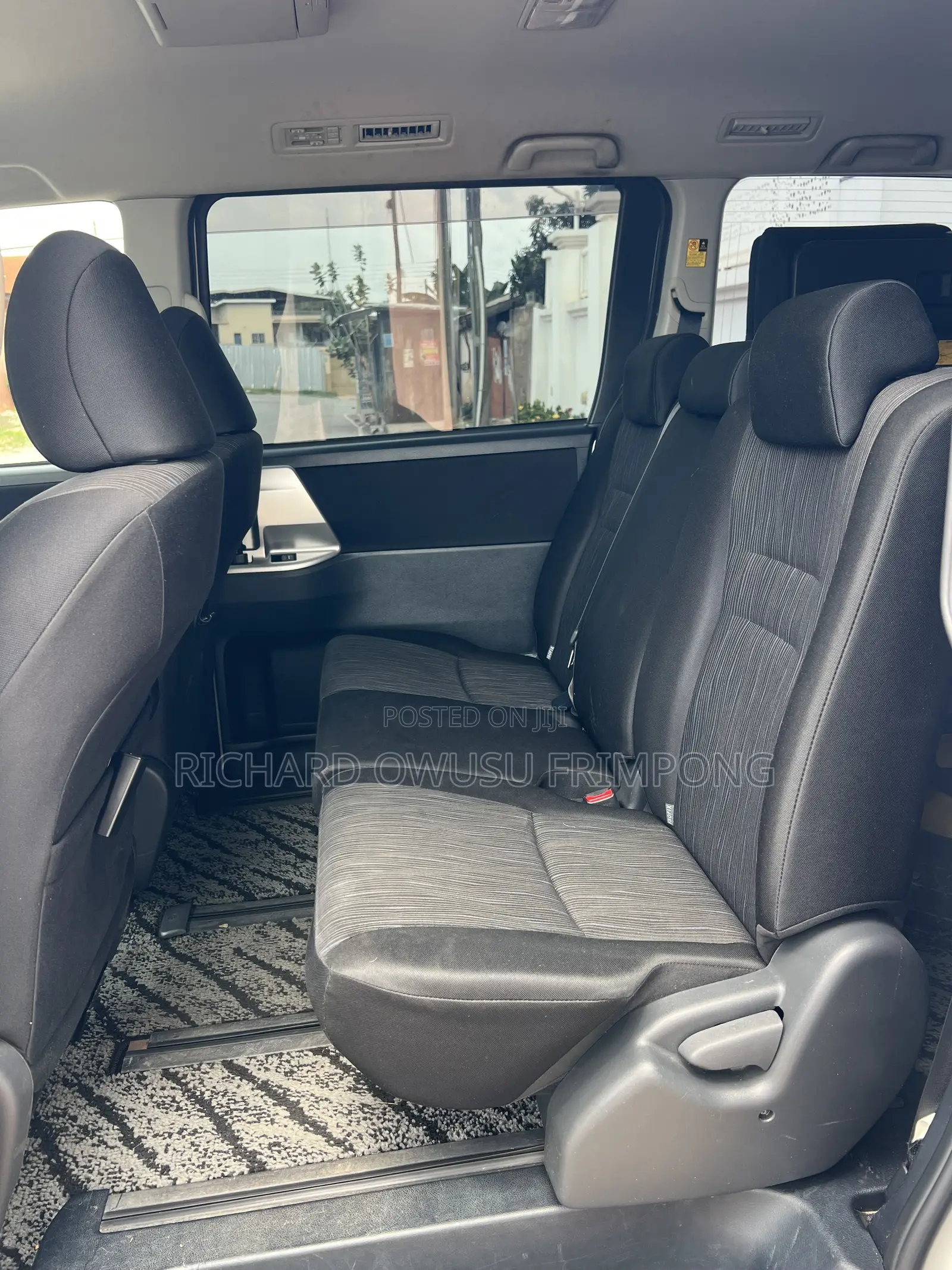 Toyota Voxy X 2WD 8-Seater 2012 White