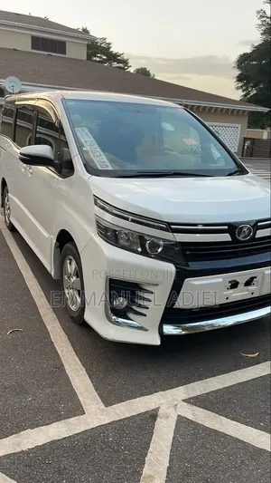 Toyota Voxy 2014 Pearl