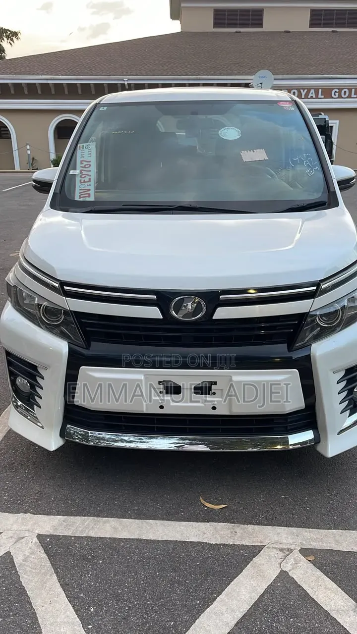 Toyota Voxy 2014 Pearl