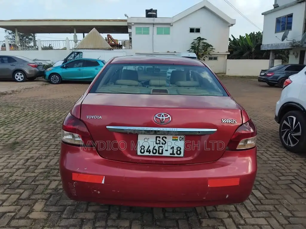 Toyota Yaris Base Sedan 4dr 2010 Red