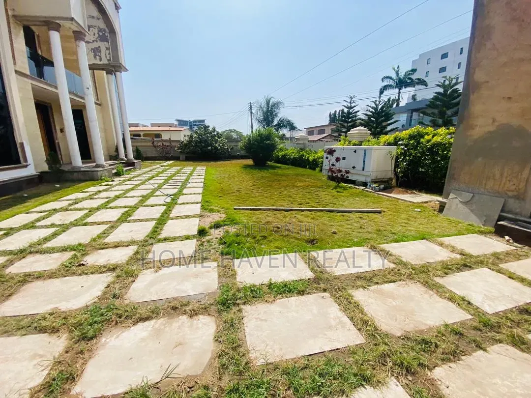 7bdrm House in Dzorwulu for sale
