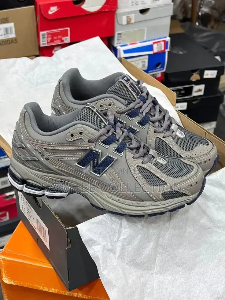 Newbalance 2002R OG Light Grey Navy. Original and Affordable