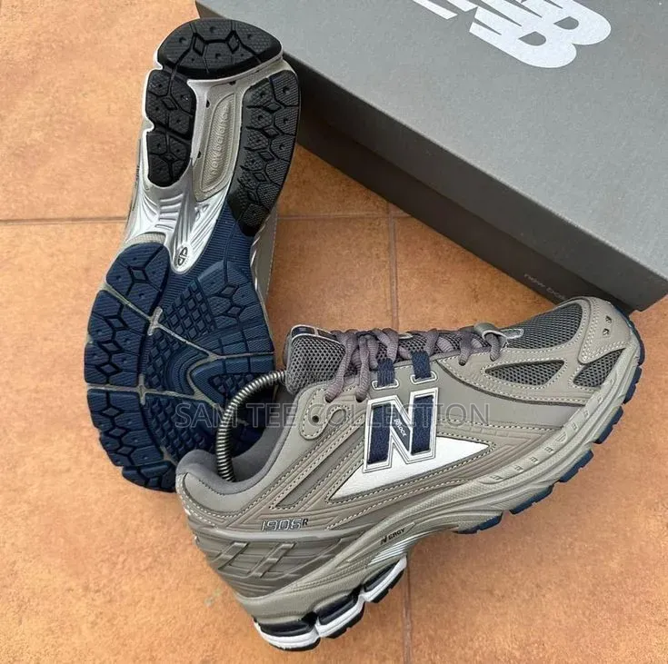 Newbalance 2002R OG Light Grey Navy. Original and Affordable