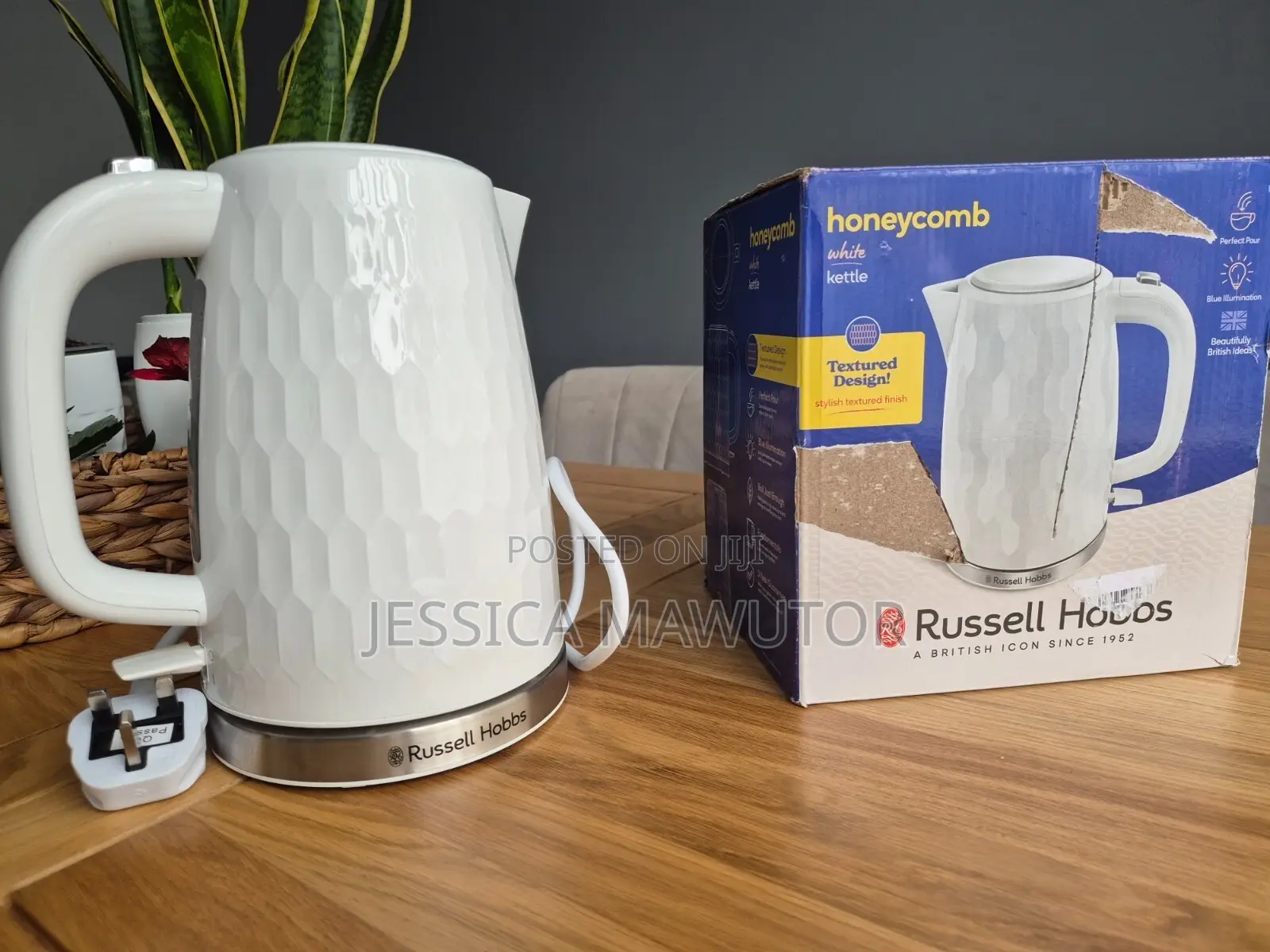 Russell Hobbs Honeycomb Kettle (1.7L, 3kW) Is a Fast-Boiling Electric