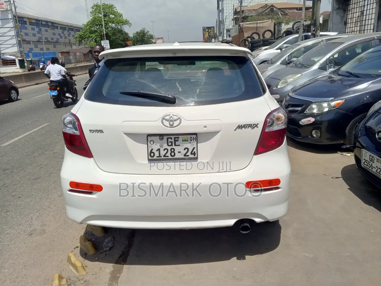 Toyota Matrix Hatchback FWD (1.8L 4cyl 5M) 2010 White