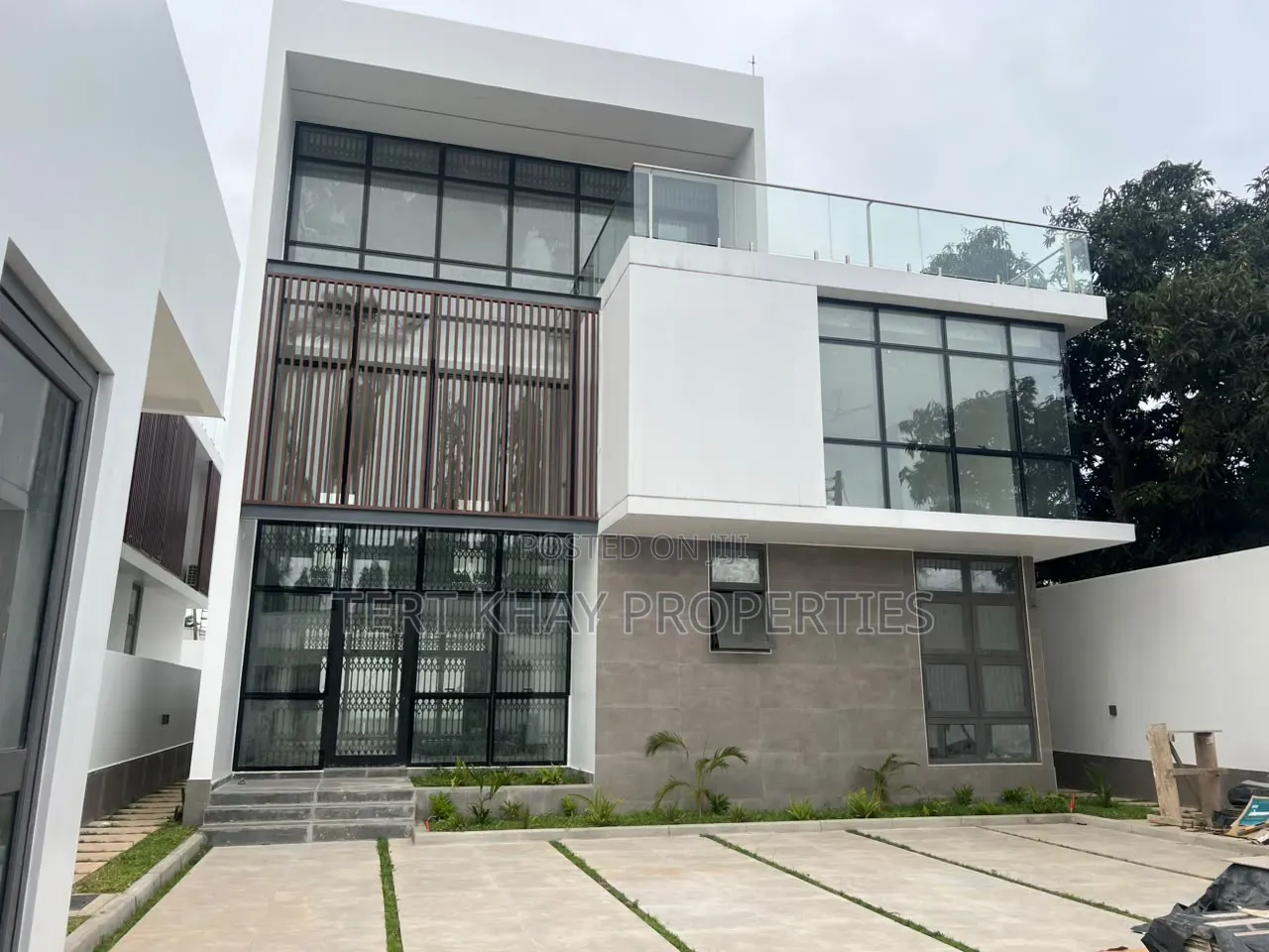 6bdrm House in Labone, Coffee Shop Area for rent