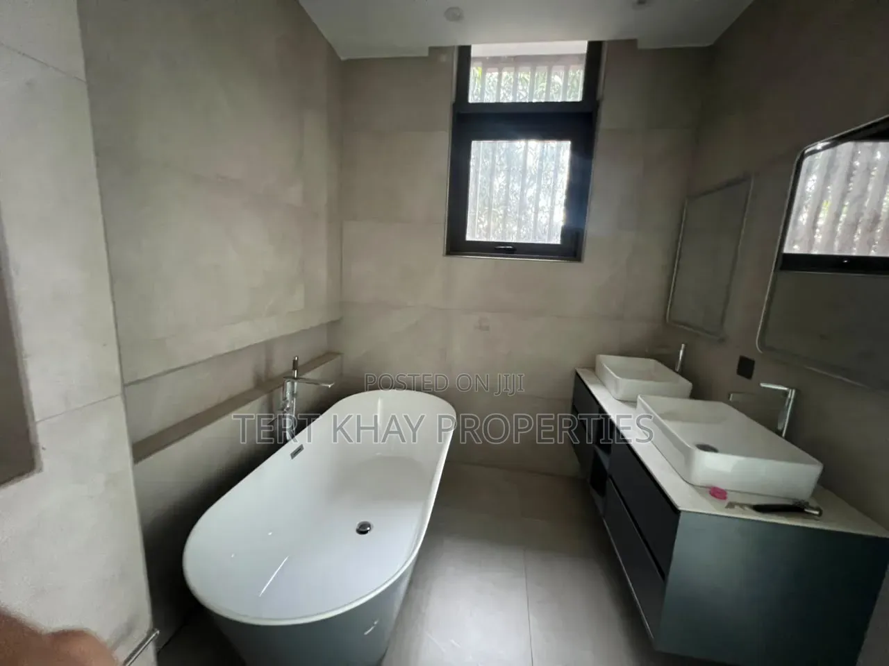 6bdrm House in Labone, Coffee Shop Area for rent