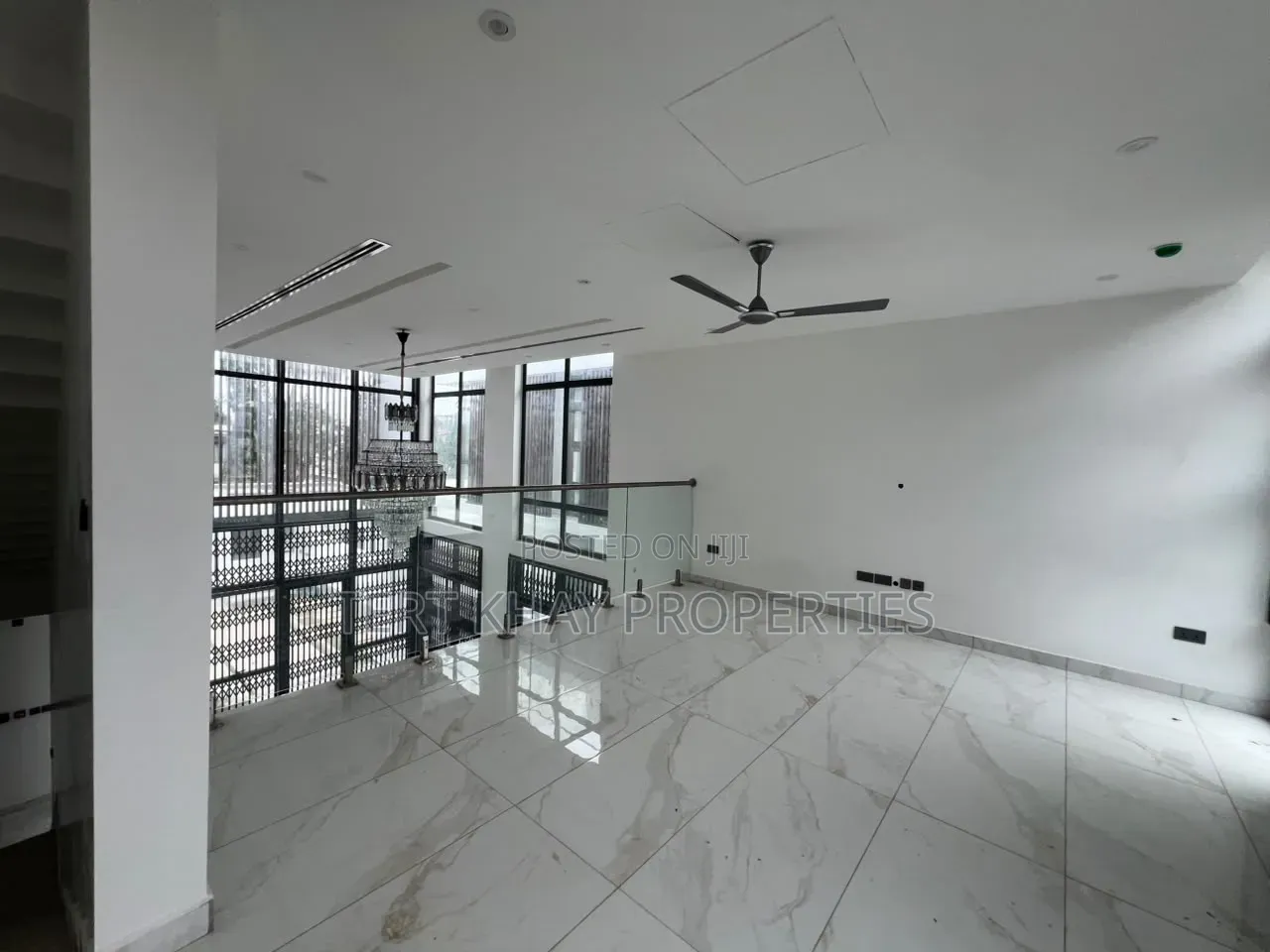 6bdrm House in Labone, Coffee Shop Area for rent