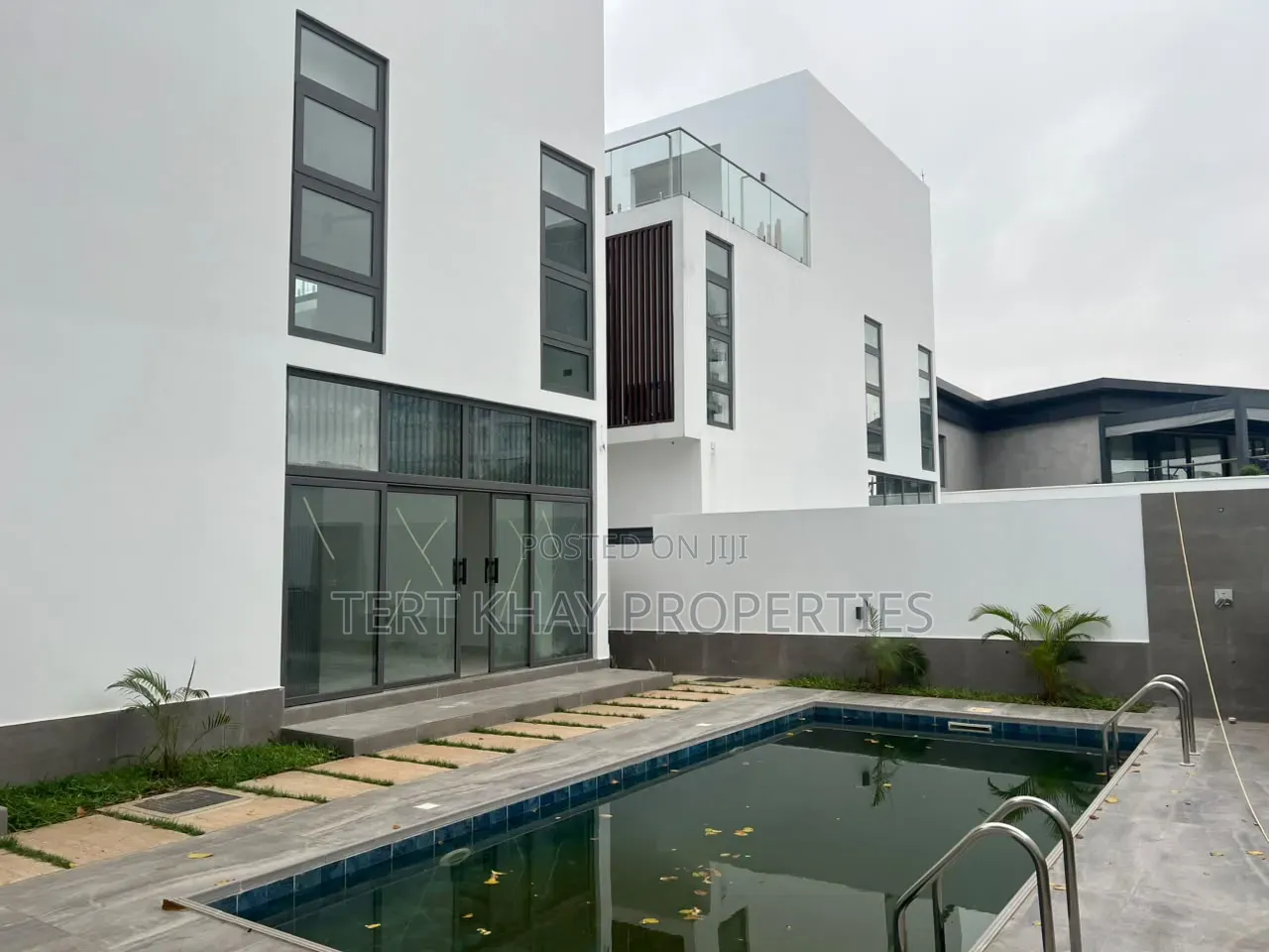 6bdrm House in Labone, Coffee Shop Area for rent