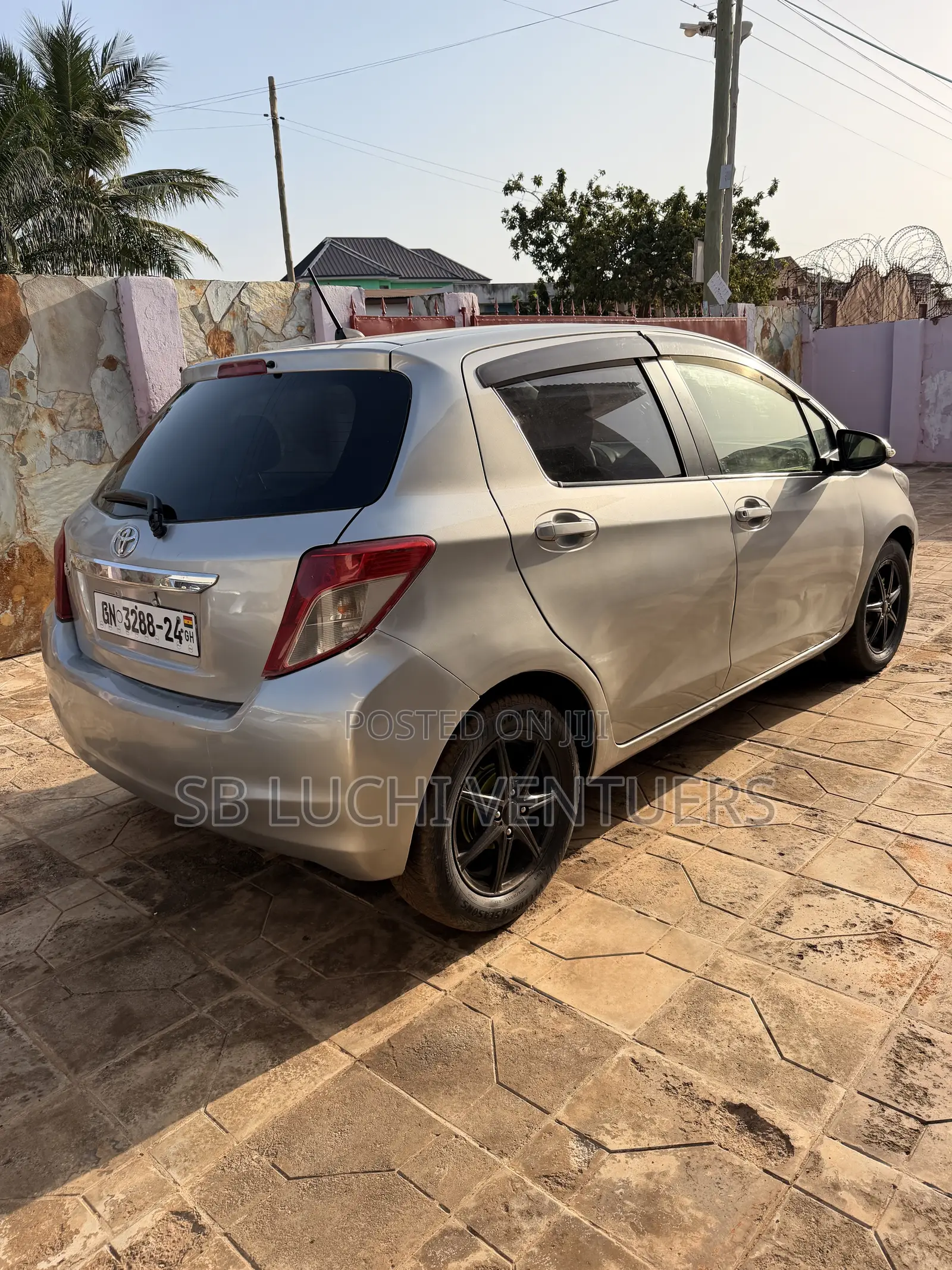 Toyota Vitz 2012 Silver