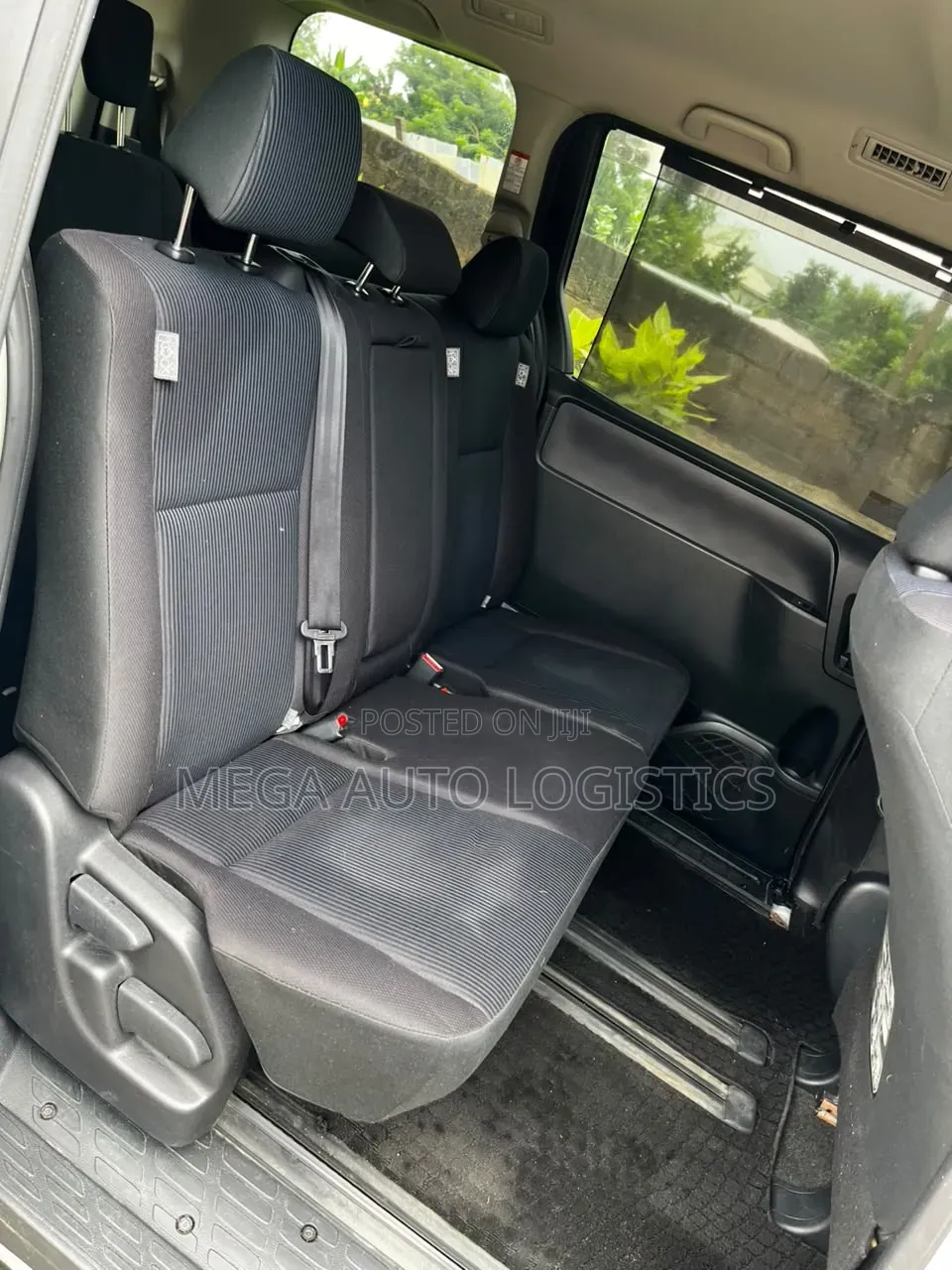 Toyota Voxy V 2WD 8-Seater 2014 White