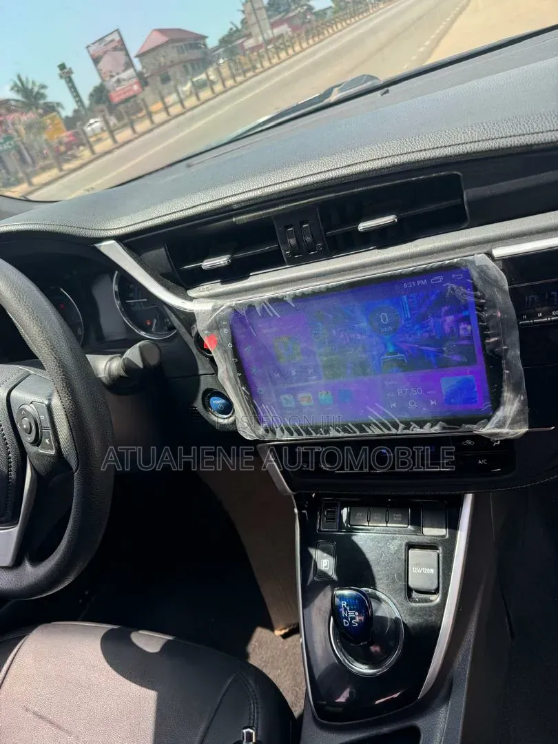 Toyota Corolla SE (1.8L 4cyl 2A) 2019 White