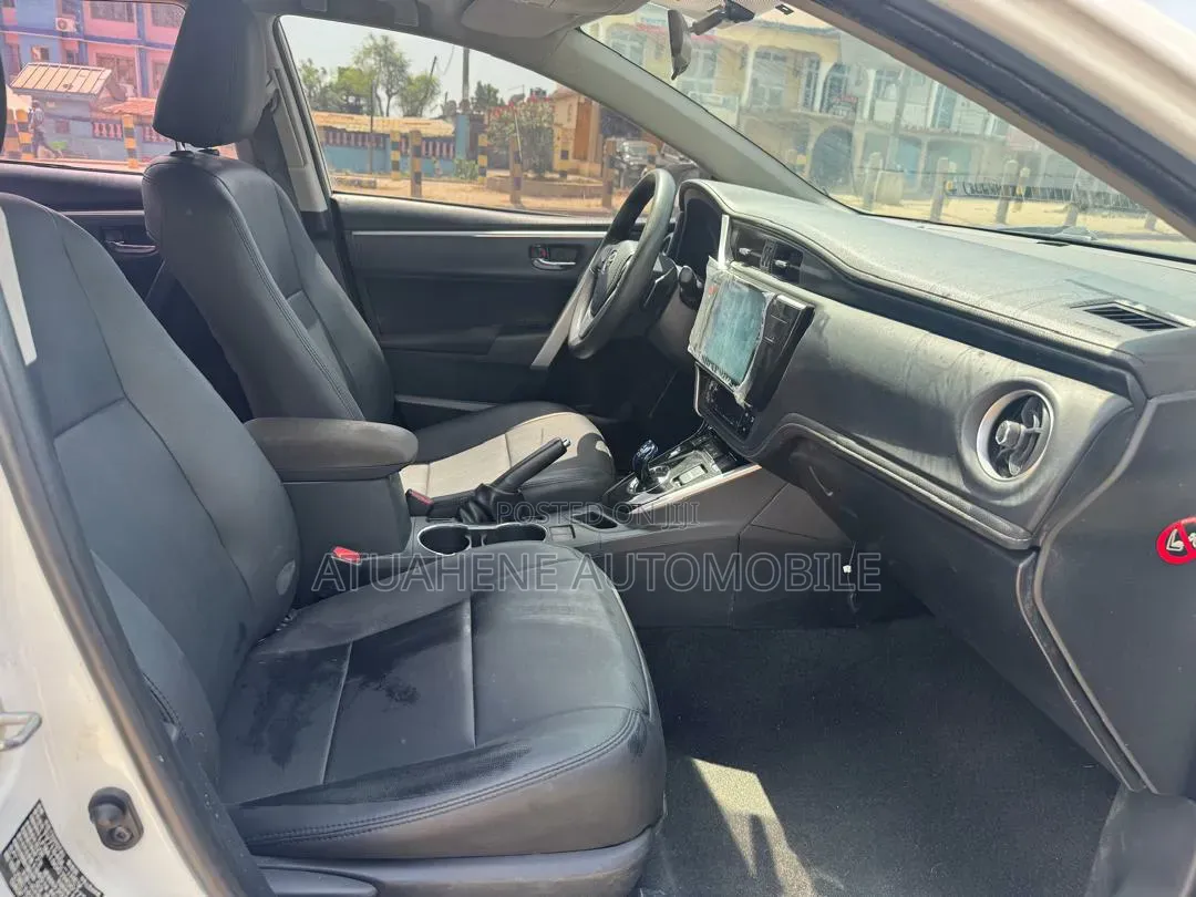 Toyota Corolla SE (1.8L 4cyl 2A) 2019 White