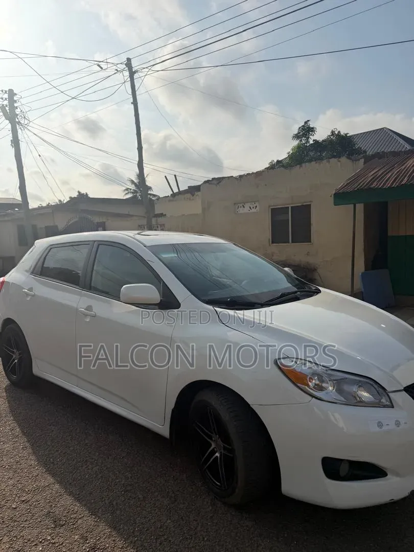 Toyota Matrix L Hatchback FWD (1.8L 4cyl) 2014 White