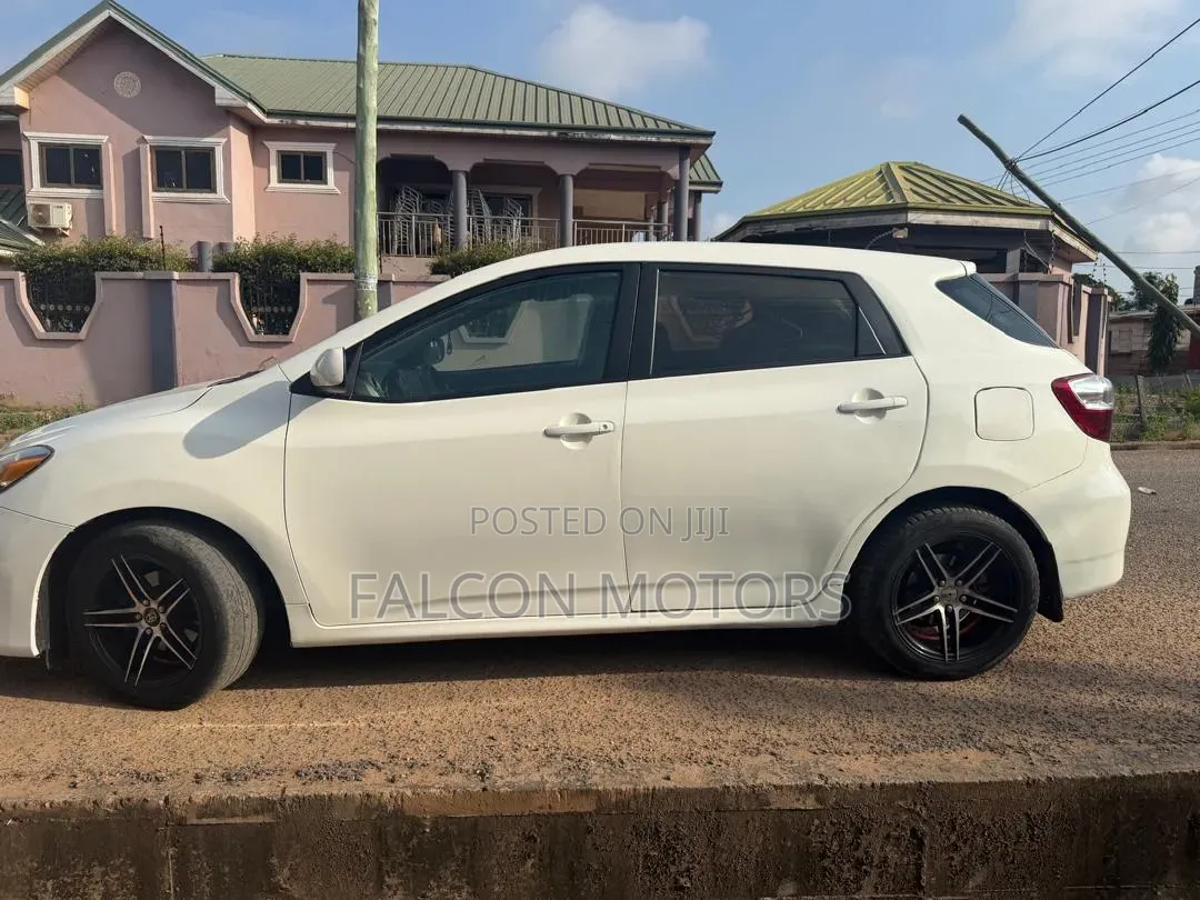 Toyota Matrix L Hatchback FWD (1.8L 4cyl) 2014 White