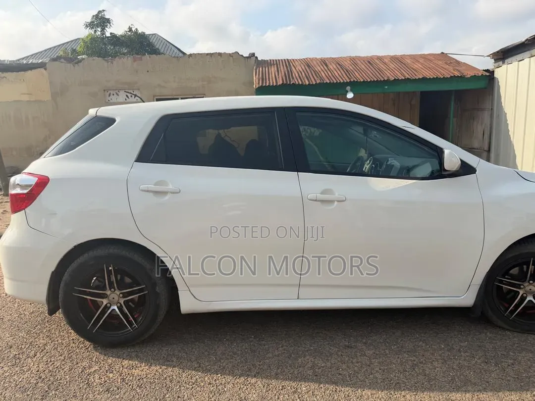 Toyota Matrix L Hatchback FWD (1.8L 4cyl) 2014 White