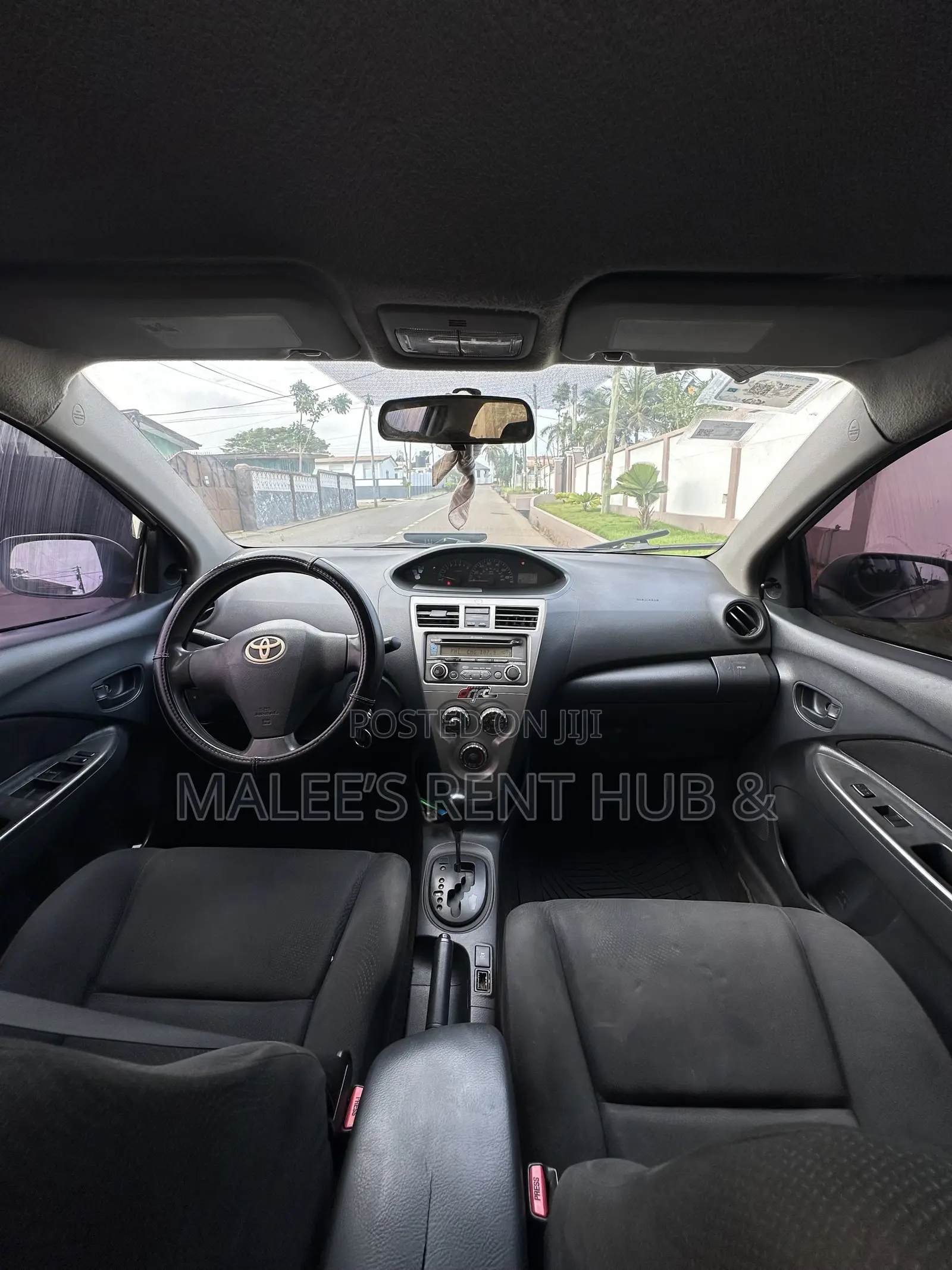 Toyota Yaris Base Sedan 4dr 2011 Gray