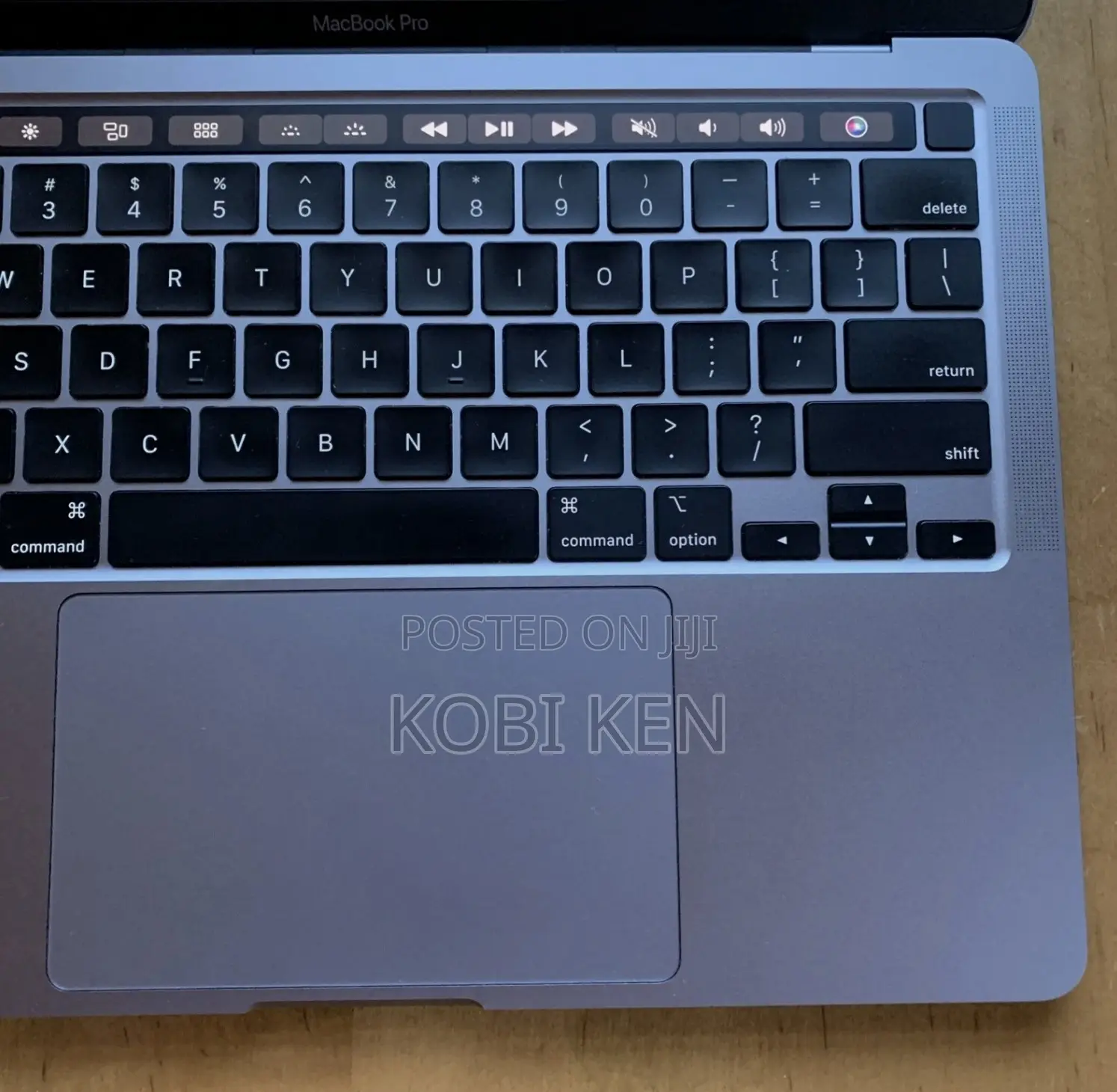 Laptop Apple MacBook Pro 2022 M2 8GB Apple M2 SSD 256GB