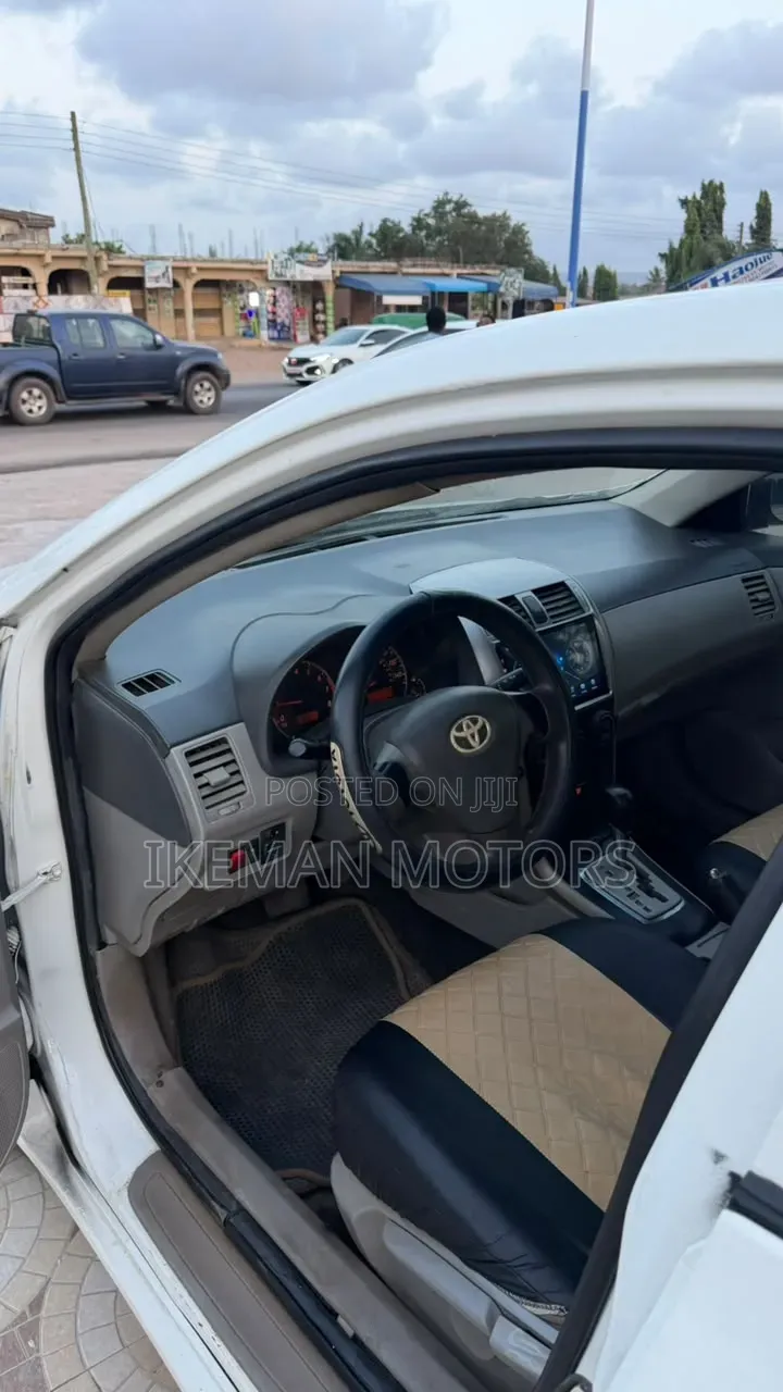 Toyota Corolla LE 4dr Sedan (1.8L 4cyl 4A) 2010 White