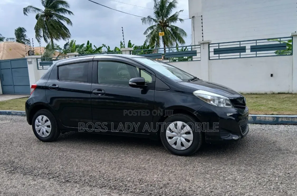 Toyota Vitz 1.3 FWD 5dr 2014 Black