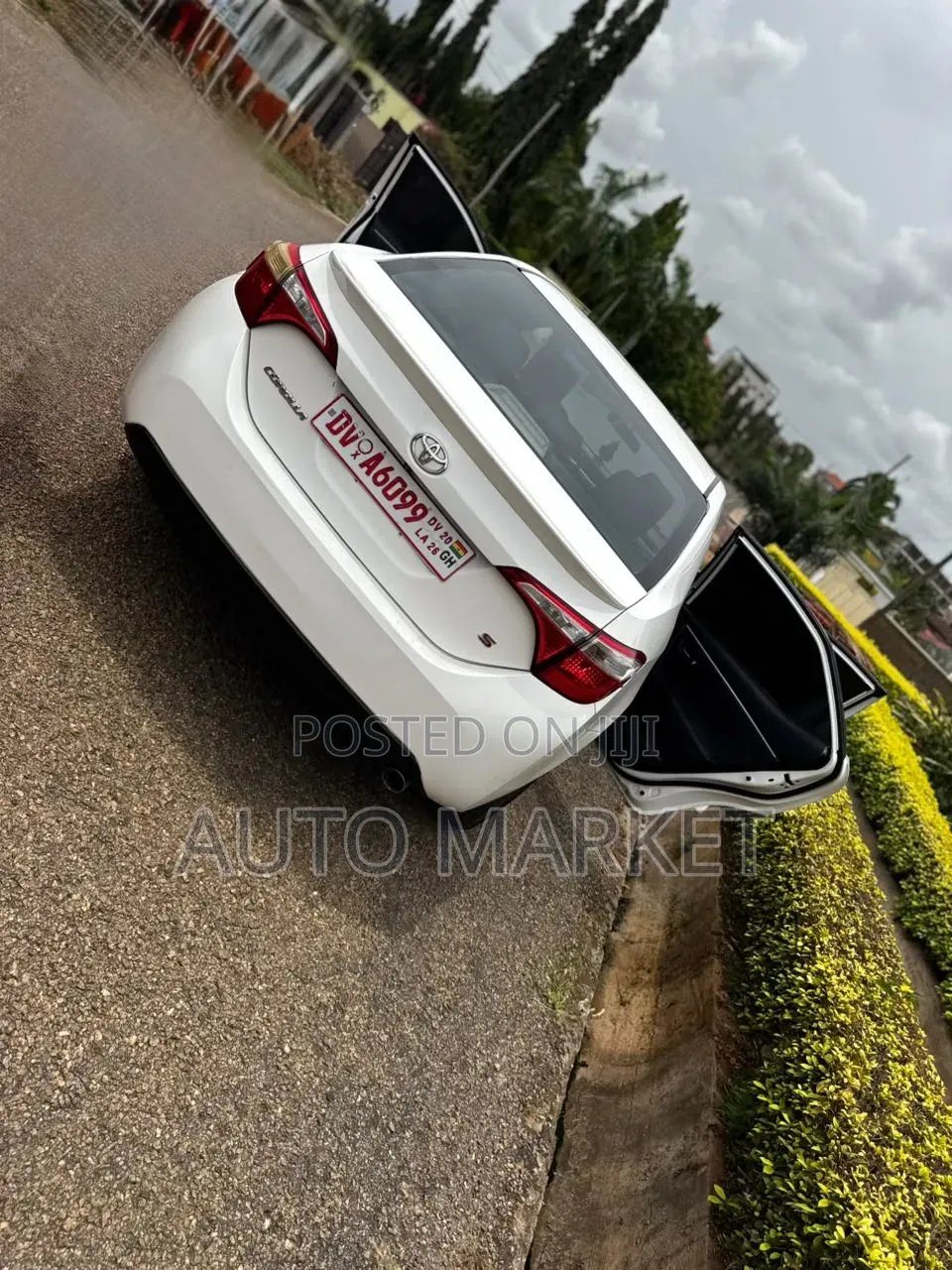 Toyota Corolla SE 4dr Sedan (1.8L 4cyl CVT) 2017 White
