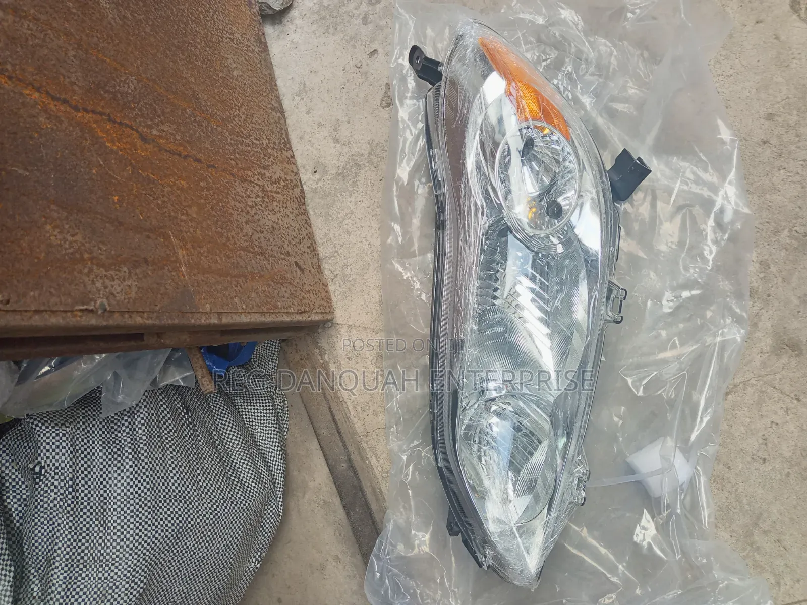 Toyota Matrix 2009,2010,2011,2012 Headlight Pair
