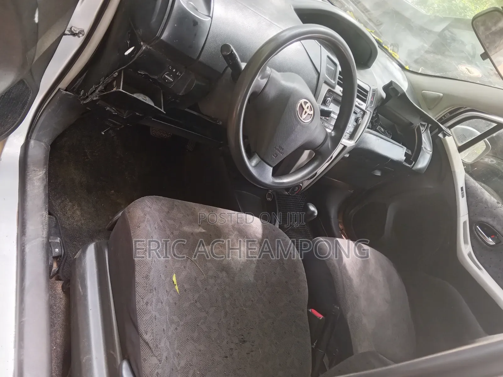 Toyota Vitz 2010 Silver