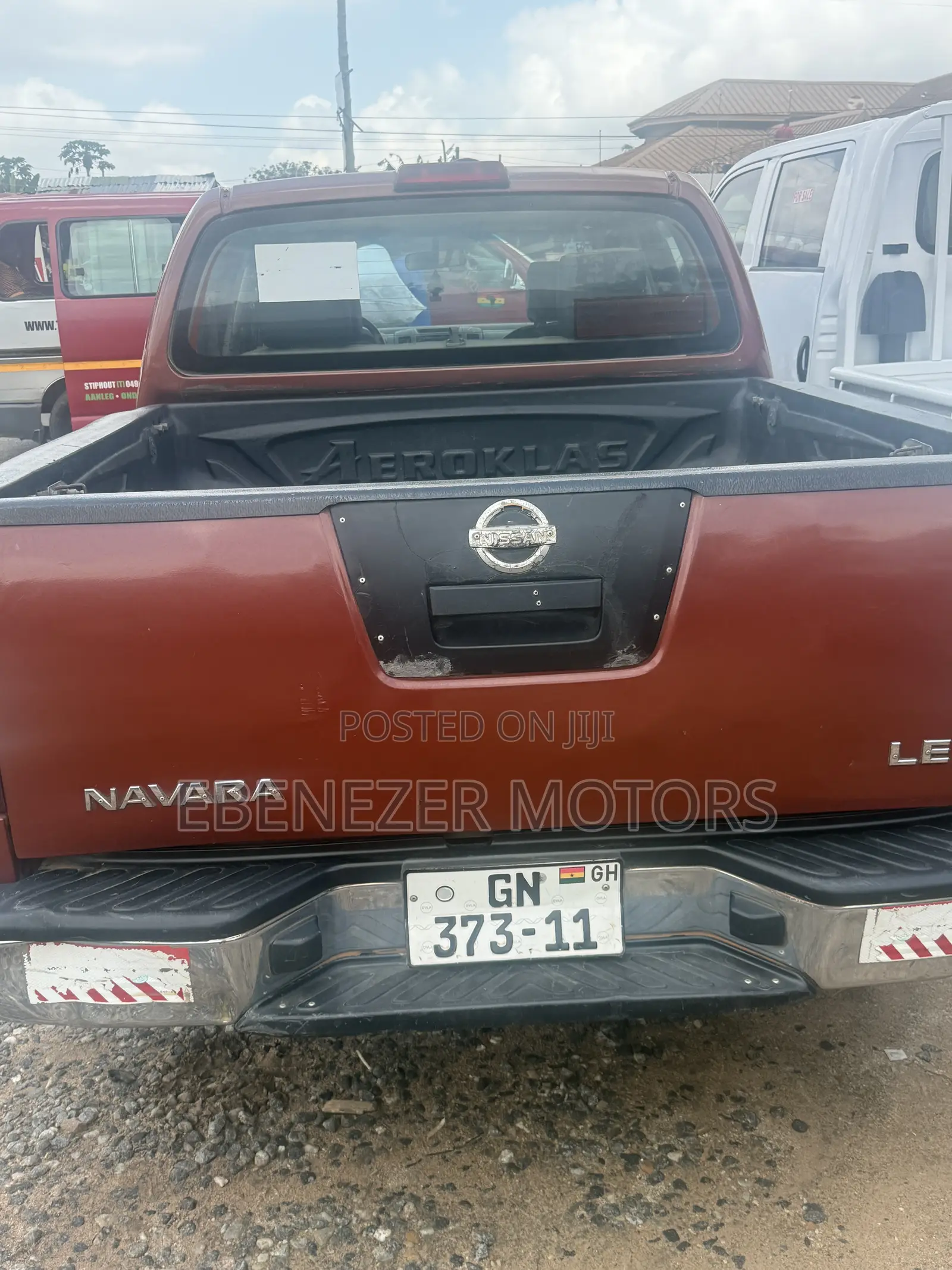Nissan Navara 2011 Brown