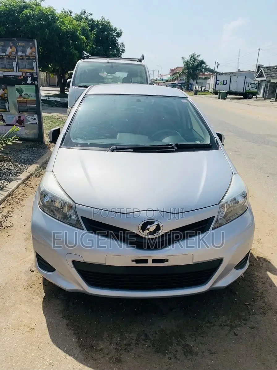 Toyota Vitz 2013 Silver