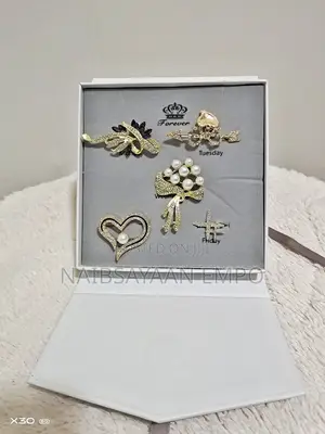 5pcs Brooch Boxed