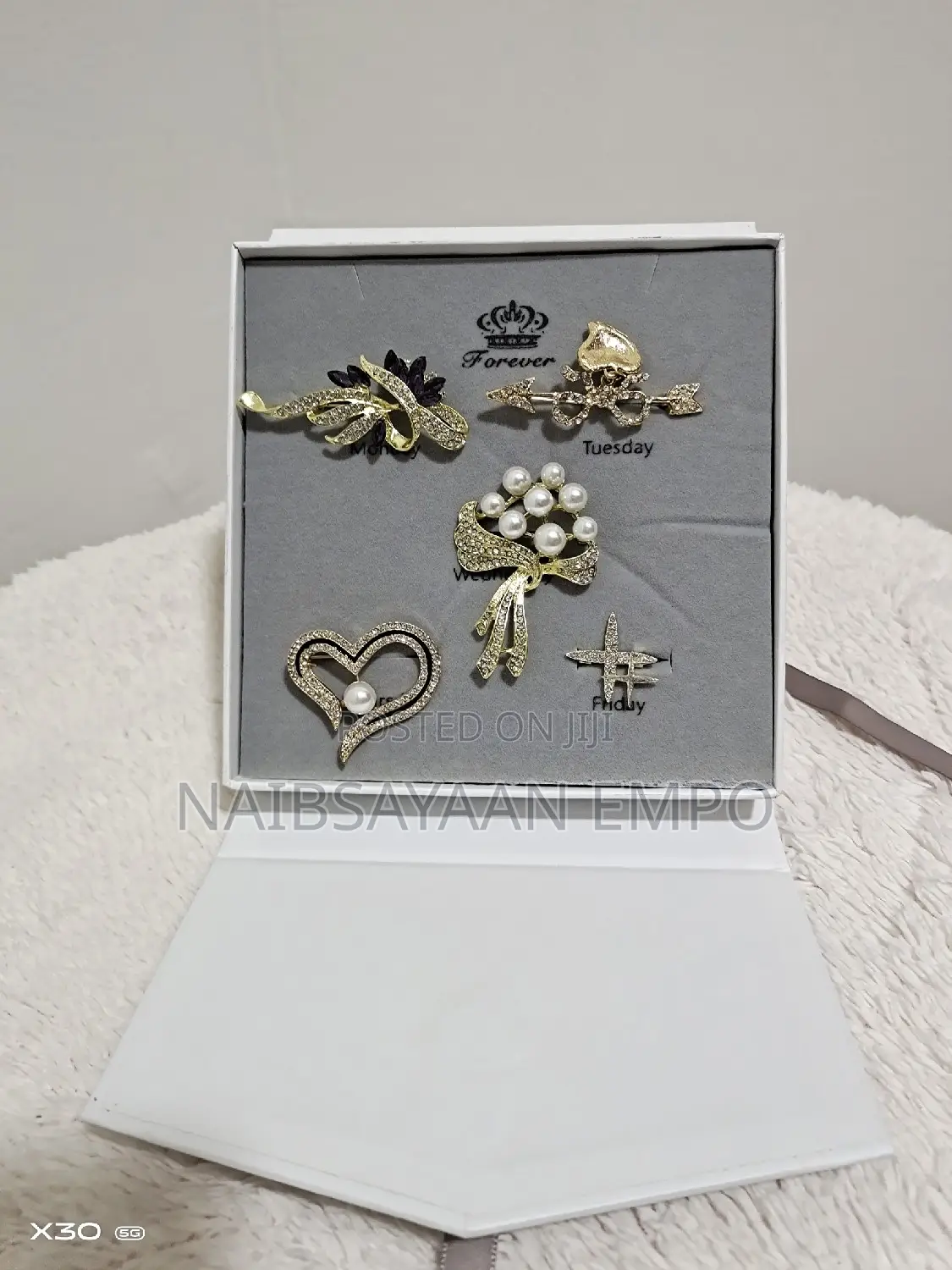 5pcs Brooch Boxed