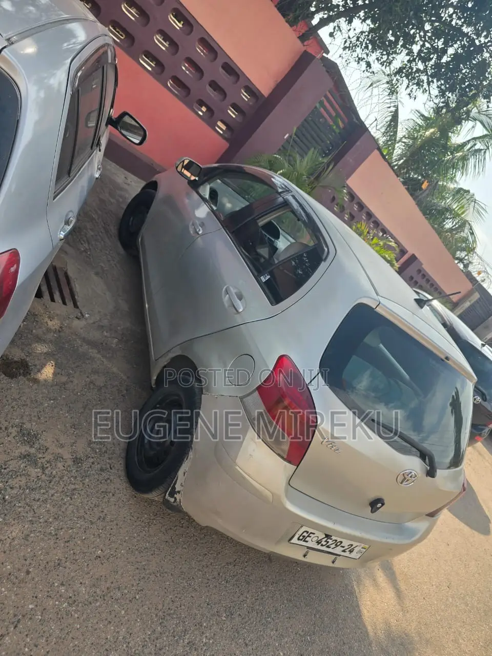 Toyota Vitz 2010 Silver