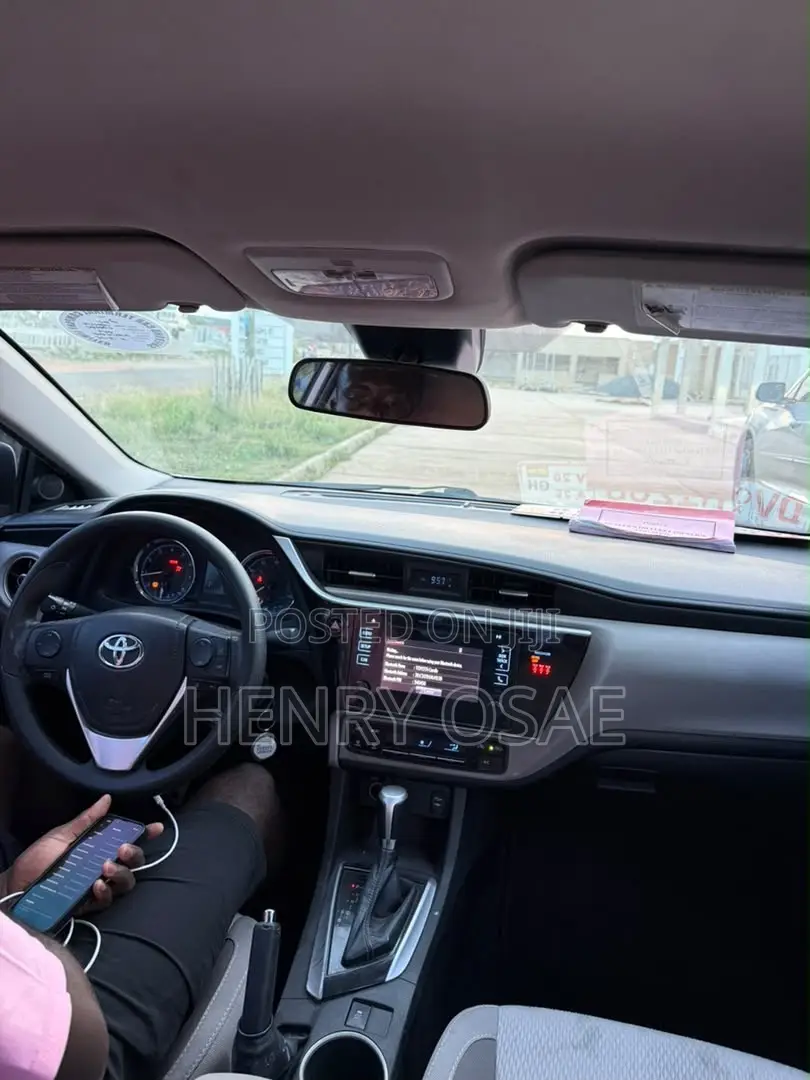 Toyota Corolla LE 4dr Sedan (1.8L 4cyl CVT) 2016 White