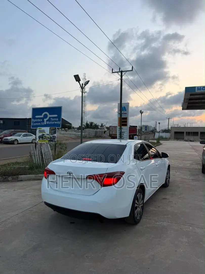 Toyota Corolla LE 4dr Sedan (1.8L 4cyl CVT) 2016 White